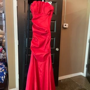 Stunning Prom red strapless dress: Size 4